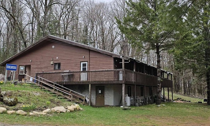 Dysart et al House | 30 Guests Group Getaway House House near lake and lawn