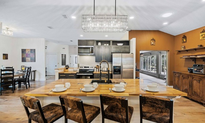 Fellowship House | 30 miles from UF, 15 min to WEC, Ocala Speedway, I75, 20 min to downtown Ocala