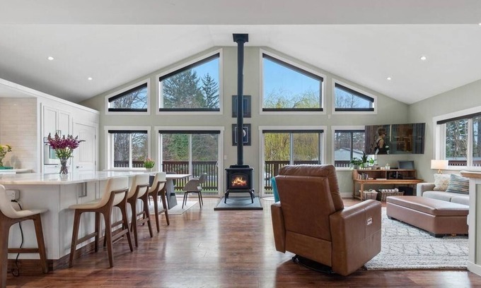 Brackendale House | 30 minutes from Whistler-Squamish family retreat. Pet friendly!