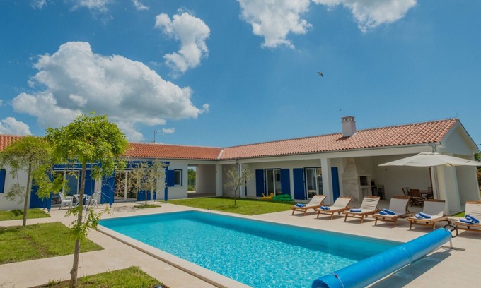 Butkovici Villa | 3000sqm plot, with 50 sqm heated pool, jacuzzi, 2 tennis courts