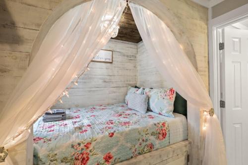 Banner Elk Apartment | 301 Pinnacle Inn Road 4105 by Carolina Stays