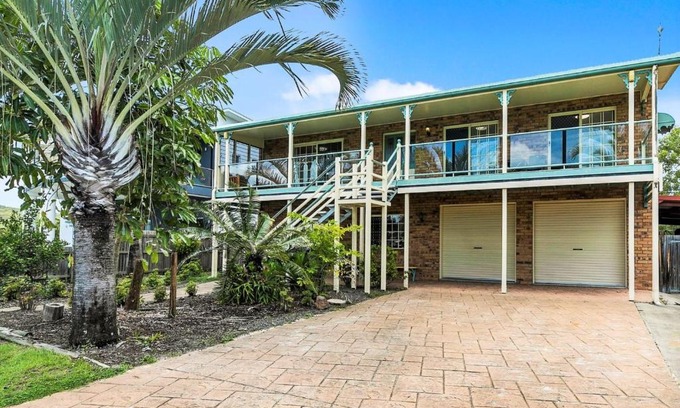 Rainbow Beach House | 32 Bombala Crescent Rainbow Beach Aircon Pool Pets welcome