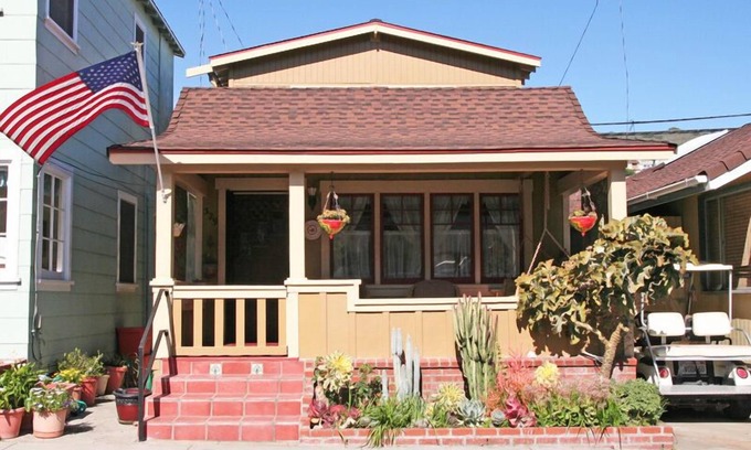 Avalon House | 329CA: Quaint Cottage in Avalon, Arts & Crafts Style, Charming Front Porch, A/C