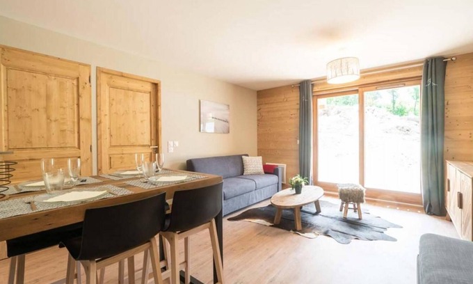 Valmorel Apartment | 385m from ski slopes, 1st floor, view forest, terrace, parking, tv, ski locker, 40m², Valmorel