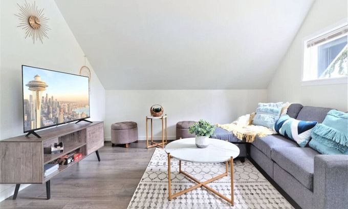 Greenwood House | 3b2b Upper Unit @Central Seattle