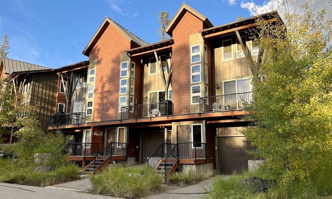Rendezvous House | 3bd/2.5bth Townhome w/attached garage + Arcade game - Walk to free bus stop