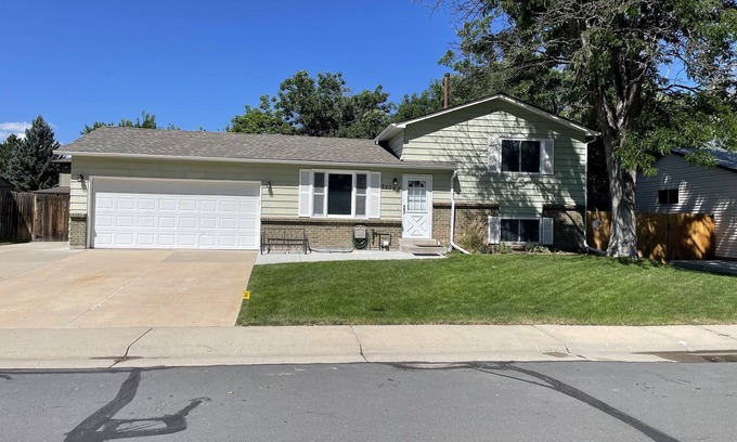 Thornton House | 3bd/2ba house, 20 min to Denver, close to lightrail, park