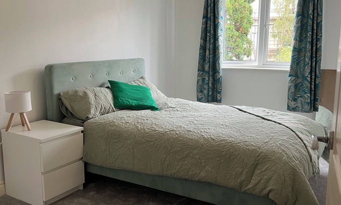 Exeter Apartment | 3bedr apartment Exeter city center. 3 minutes walk from Exeter Central station.