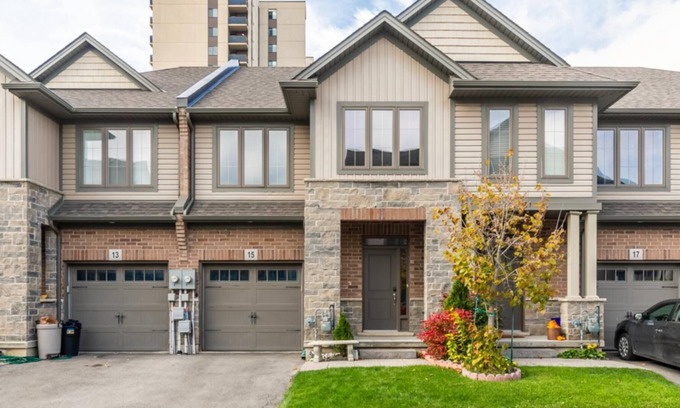 Stoney Creek House | 3BR 2.5BA Townhome 1 min to the Beach. BBQ.Parking