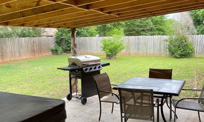 Stillwater House | 3br 2bath with patio hot tub and outdoor TV 2 miles from OSU