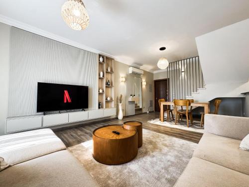 Ash-Shruq Apartment | 3BR Duplex With Rooftop in El Patio Casa Compound