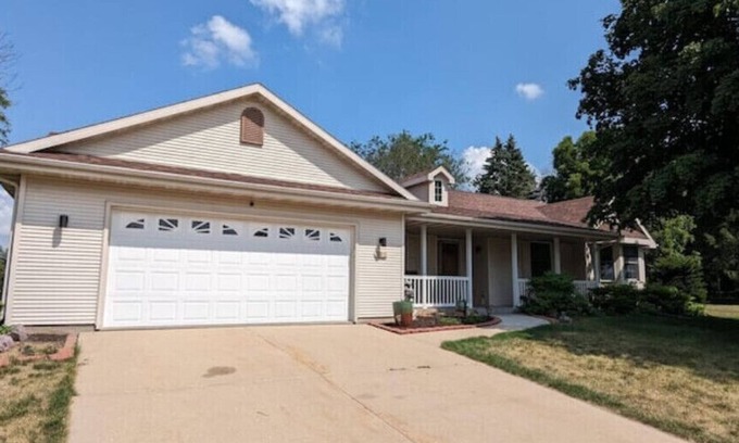 Elkhorn House | 3br Home-SwimSpa, Gym, near Hwy 43, 67 & 50-Alpine Valley, Ice Age Trail-Golfing