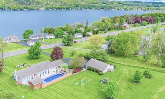 Penn Yan House | 3BR Lakeview-HotTub-Firepit-Gameroom-PuttPutt
