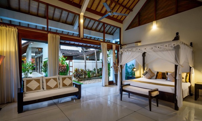 Laksmana Villa | 3BR Luxury Villa, Large Pool - BREKKIE INCLUDED! - 1Min Walk To Eat Street!