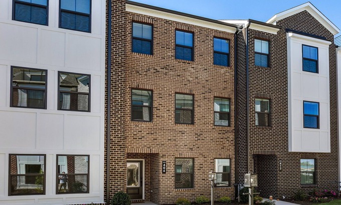 Midlothian House | 3BR Midterm Luxury in Walkable Neighborhood - Brand New Design