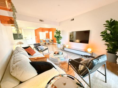 Encino Hotel | 3BR Retreat in Prime Valley Location 109