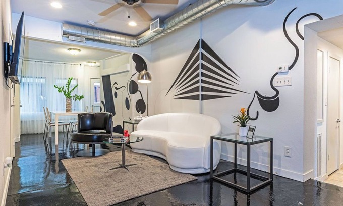 Greenway Plaza-Upper Kirby Apartment | 3BR The Queen Sacrifice Galleria, Medical Center!