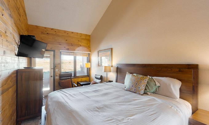 Granby Condo | 3rd-floor condo with balcony, indoor & outdoor pools, game room, gym, W/D