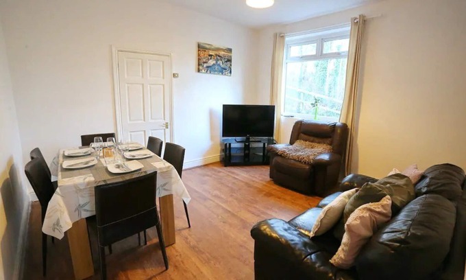 Salford House | 3X Parking Opposite Park Walk To Salford Uni | Pass the Keys