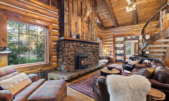 Pinetop-Lakeside Cabin | 4,100 sf Luxe Log Cabin on the Creek. - 2 ensuites, Kid Friendly, AC, Slps 18
