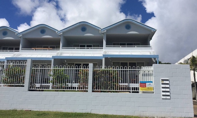 Rainbow Beach Apartment | 4/42 Manooka Drive - Rainbow Beach. Stunning Panoramic Views and Swimming Pool