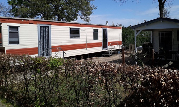 Rheezerveen House | 4-6 persoons stacaravan te huur incl wifi , zwembad en zwemvijver , animatie
