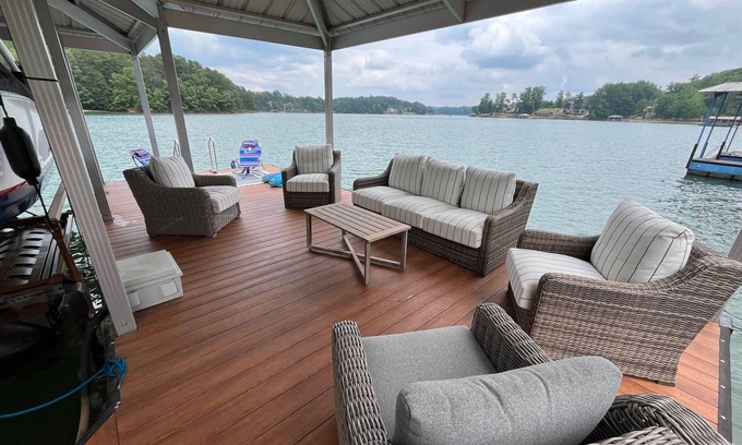 West Union House | 4 bdrm house on Keowee 30 min from Clemson with Lot 1 parking pass included