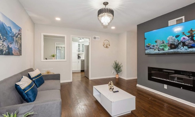Elmhurst House | 4-Bed 2-Bath Ranch Home – No Stairs Easy Living