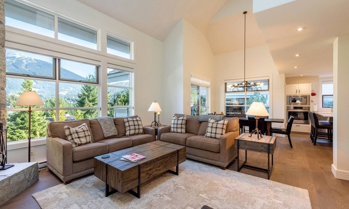 Whistler Cay Heights House | 4 bed/3 bath twnhse w stunning Mtn view & HOT TUB