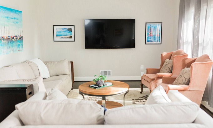 Alexandria House | 4 bed, 3Bath - 15 min to DC - stand alone home - driveway, parking, fenced yard