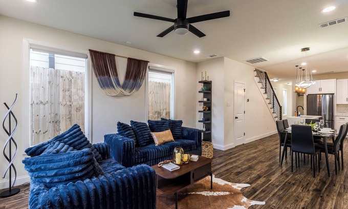 Dallas House | 4 -bed house in Downtown Dallas with movie theatre rooftop