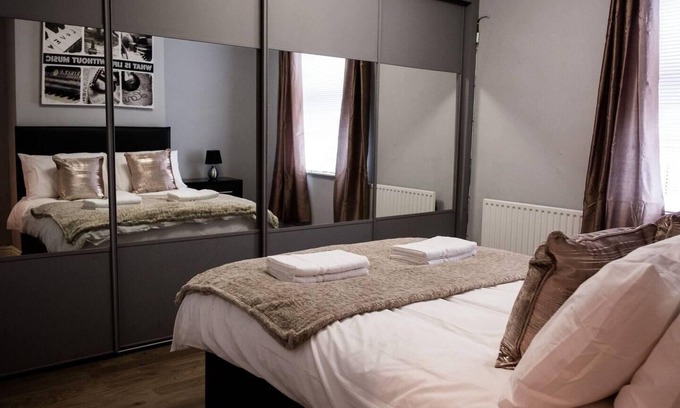 Burslem House | 4 Bed House, Sleeps 9, Free Parking