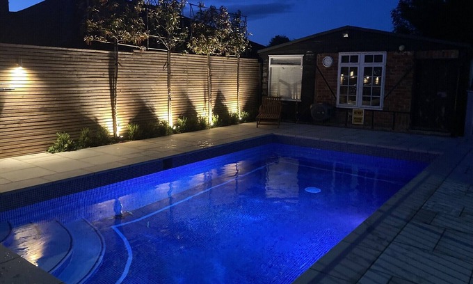 Cowes Cabin | 4 bed lodge with heated pool + 2 bed annex