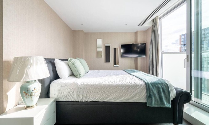 Canary Wharf Apartment | 4 Bed Penthouse - Sleeps 10 - Parking - Smoking