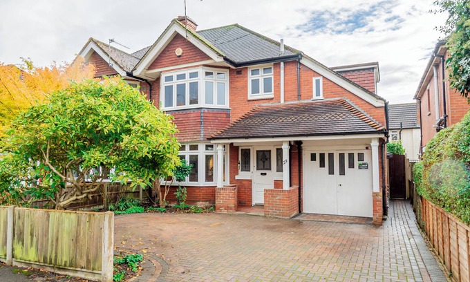 Southampton House | 4-Bed Retreat, Spacious Oasis with Modern Comfort