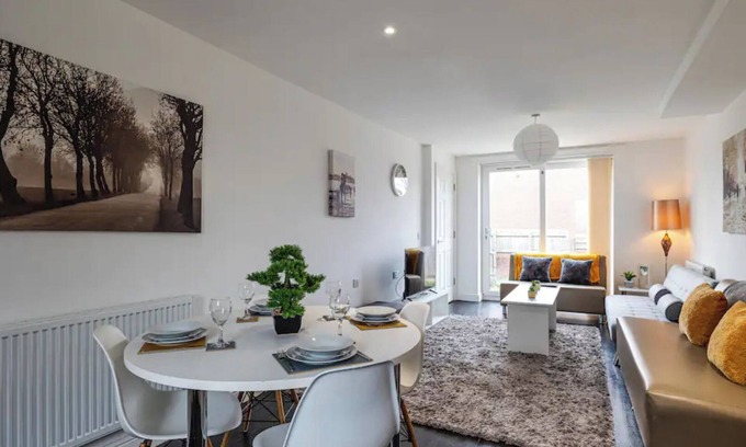 Liverpool House | 4 bed townhouse with rear garden and FREE parking