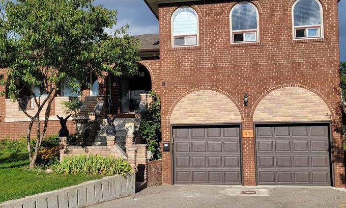 Maple Leaf House | 4 bedroom Apt, 1Floor, 9 people stay, private graden