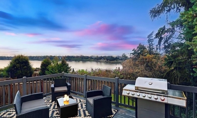 Lake City House | 4 bedroom bungalow with lakeview in Seattle