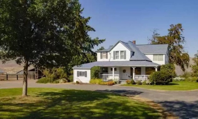 Clarkston Other | 4 Bedroom Farmhouse at Edge of Town