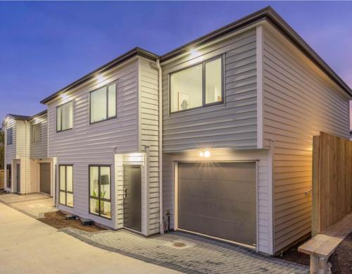 Papatoetoe House | 4 Bedroom holiday home at 99