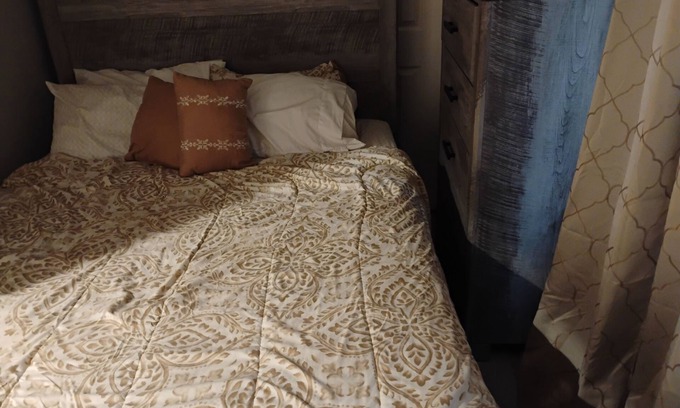 West Pullman Apartment | 4-bedroom house in brilliant Chicago with AC, WiFi. Enjoy your stay.