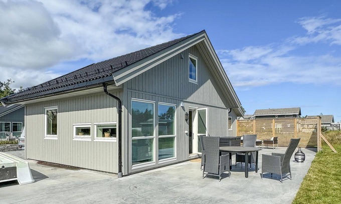 Arendal House | 4 bedroom lovely home in Færvik