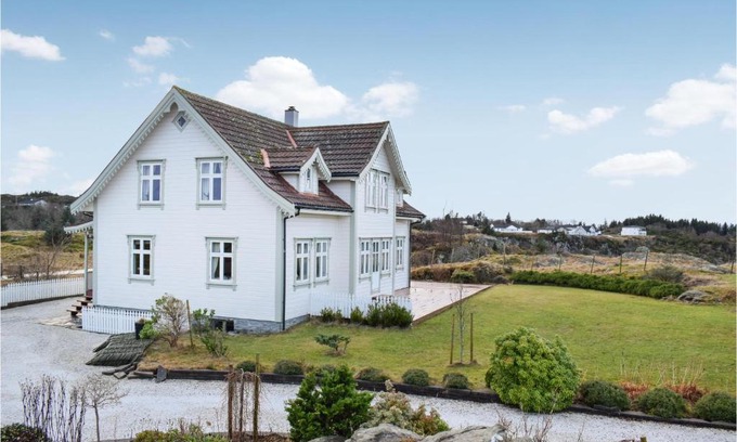 Selbjorn House | 4 Bedroom Nice Home In Bekkjarvik