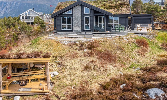 Aure House | 4 bedroom nice home in Tustna