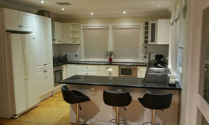 Prospect House | 4 bedroom villa. Close to the city.