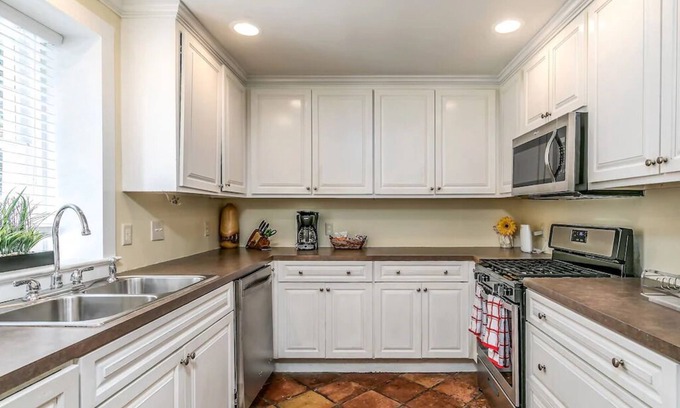 Harleston Village House | 4 Bedrooms in Downtown - 2 Blocks to King Street - Free Parking