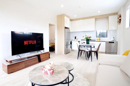 Botany Downs Villa | 4 bedrooms Retreat with Netflix with Prime Location