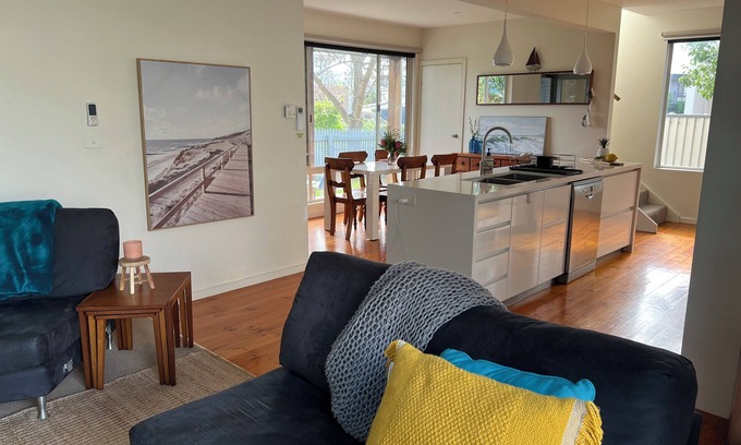 St Leonards House | 4 BRM House, Walk to Beach & Town/Pub, Free WiFi & Foxtel, Family Friendly