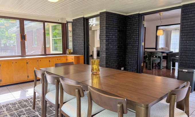 Lawrence House | 4 Bunks 3 Kings 1 Queen: Premium Spacious Home -Pinball-15m DT