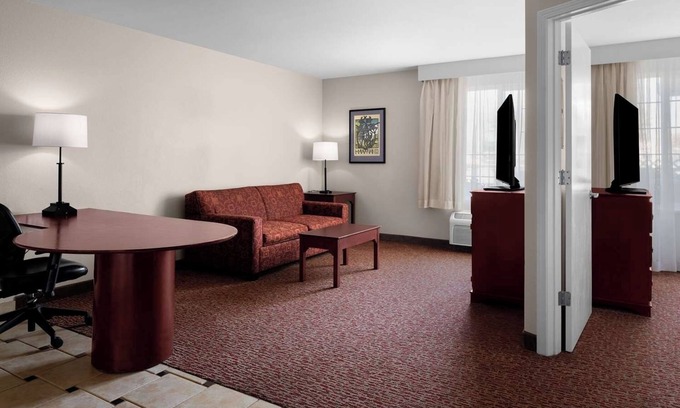 Hillsboro House | 4 Comfortable Suites w/Fireplace & Separate Living Space – Near Intel Campus